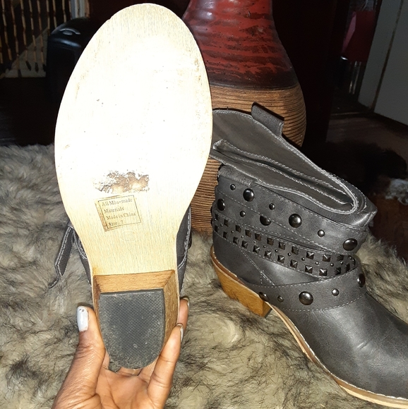 Shoes - Picture 4 of 4